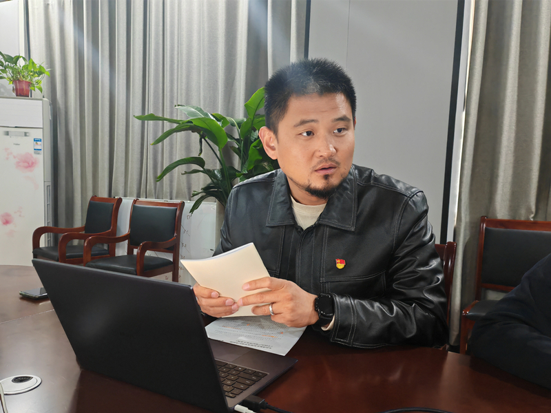 122cc太阳成集团党总支组织委员王经健主持会议.jpg