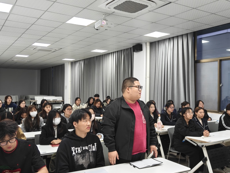 同学发言.jpg